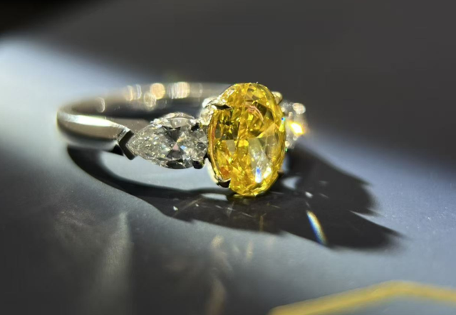 黄仁勋来华真正目的揭开！国产新一轮芯片材料面世，美日连夜建厂