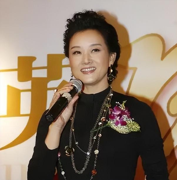 宋祖英和老友在北京观看京剧《穆桂英挂帅》