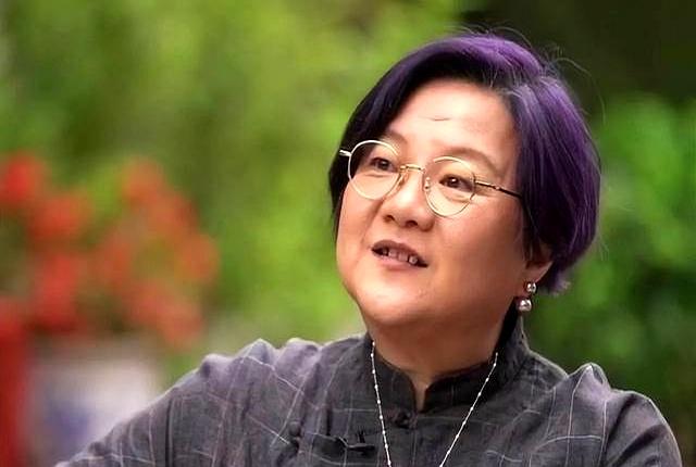 陈凯歌前妻洪晃京郊院子曝光，百平空地长草，网友：哪像名门小院