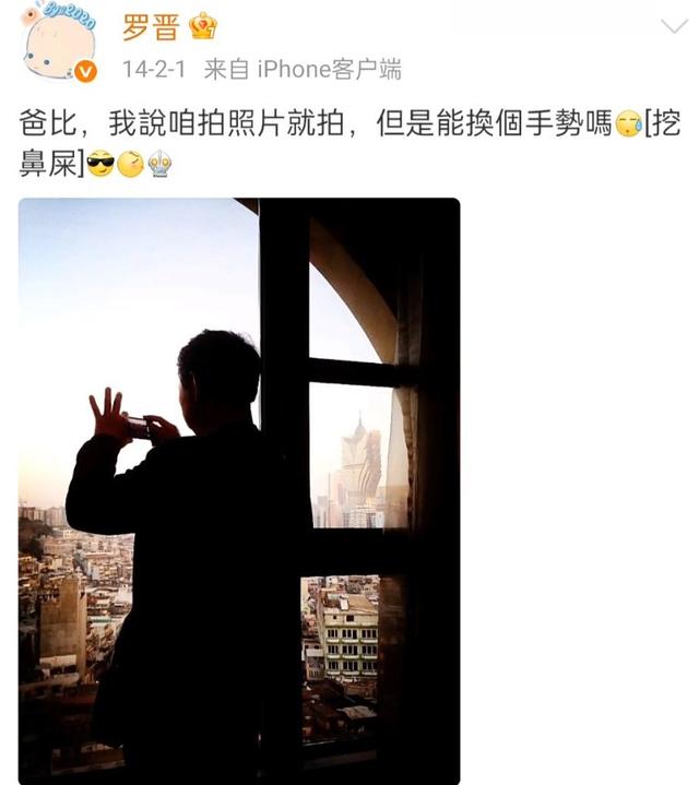 葬礼结束后，唐嫣放缓脚步等罗晋一起就餐，胳膊上还戴着孝