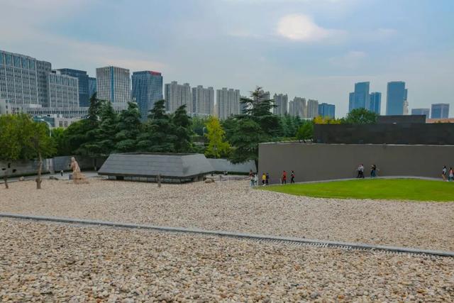 一条穿越黑暗，抵达光明的铭记之路！