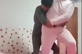 上海一女子将男人扔上床，网友戏称中原第一巴图鲁图片