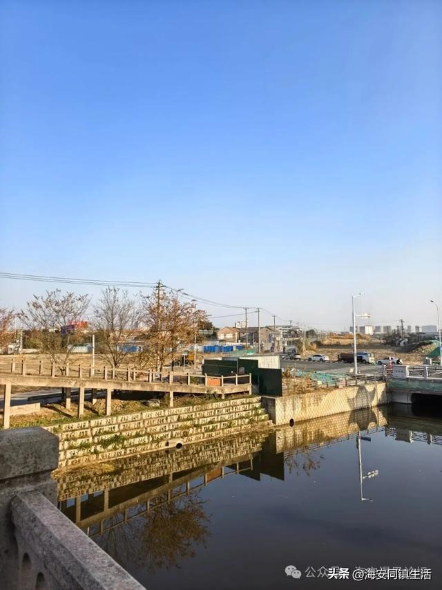 在海安新立发桥上看看老通扬河的水，回味春秋风云！