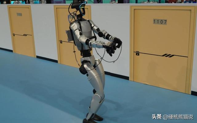 打脸国外质疑者，被马斯克点赞，小鹏拟态机器人为啥能大火？