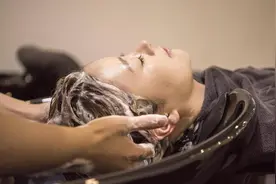 用盐水洗头合适吗？坚持一段时间，会出现6种变化，看后惊呆了！图片