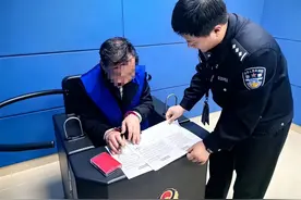 何苦？公园晨练强身健体，因争抢器械竟然上演“全武行”图片