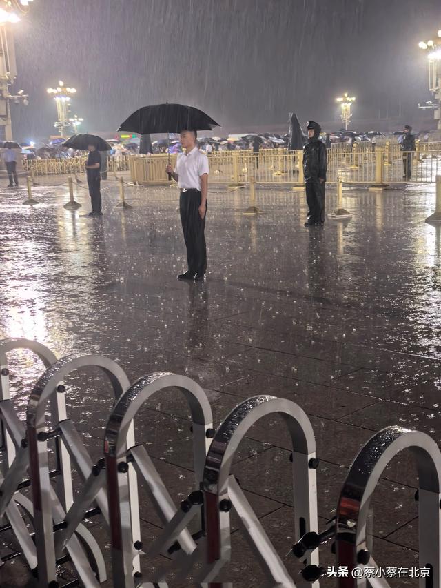 2025年7月20日，北京天安门游客冒雨观看升旗的真实场景，看看吧