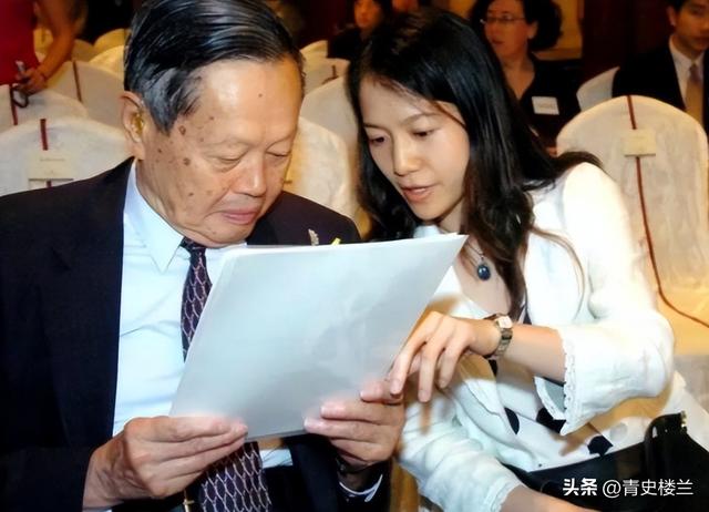 杨振宁去世后，翁帆再发文，49岁无子女的她，早已被安排好了退路