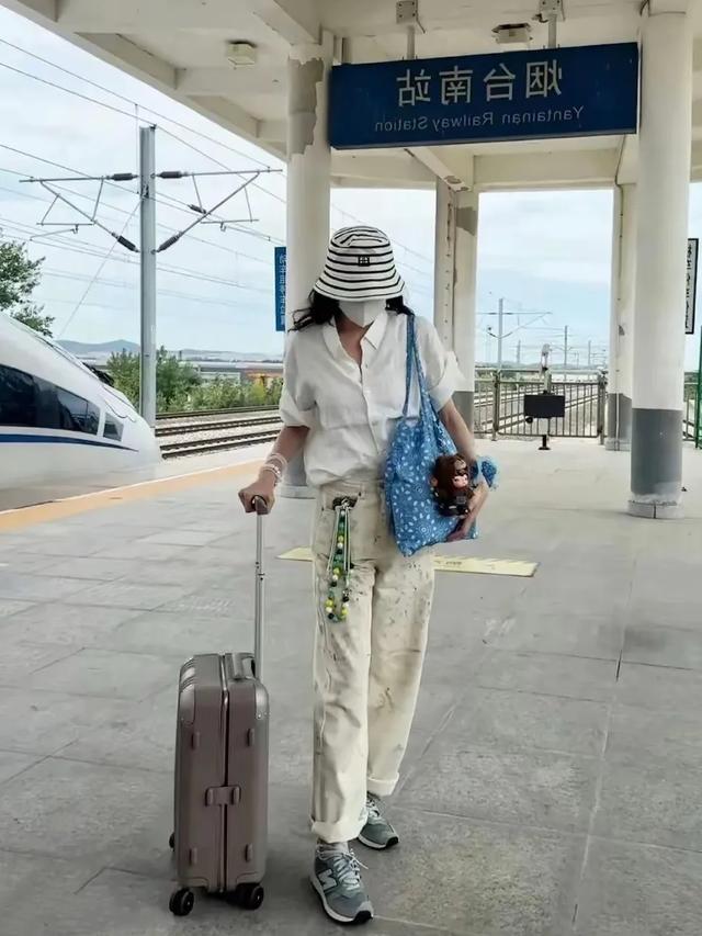 宋佳在平台晒回山东老家照片，裤子挺有个性 我以为裤子是发霉脏了