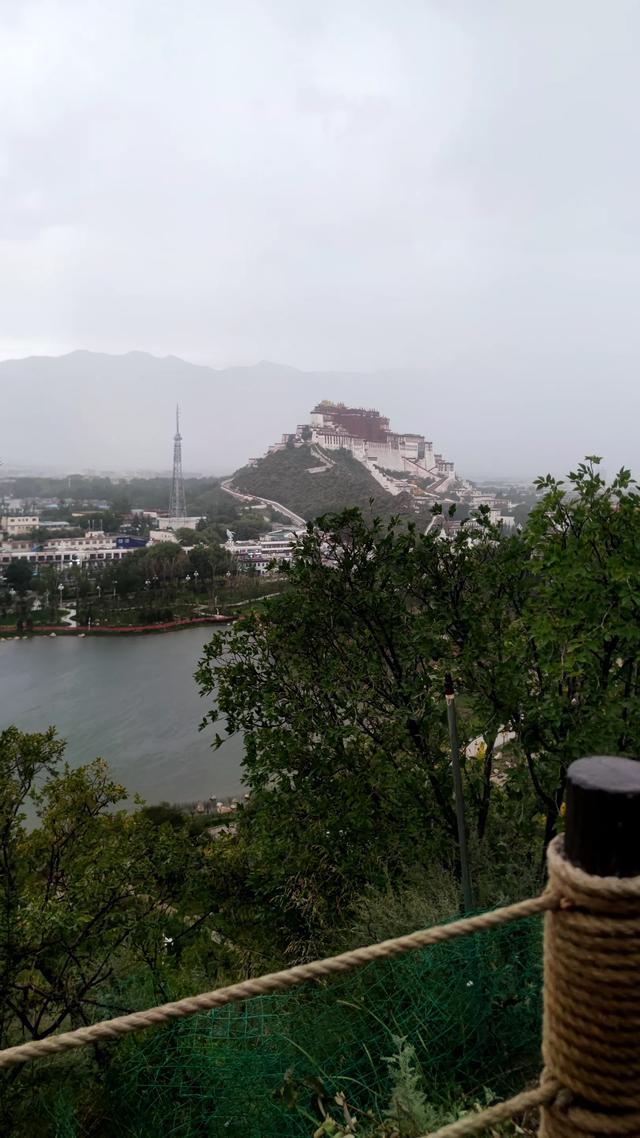 拉萨药王山北面团结公园，今年新竣工开放，雨中漫步眺望布达拉宫