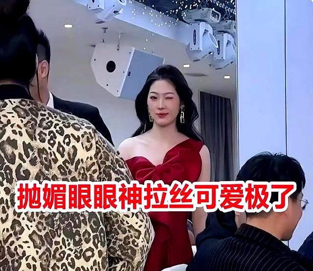 女子结婚看新郎眼神拉丝，牵着新郎不放手，网友：这颜值谁不心动