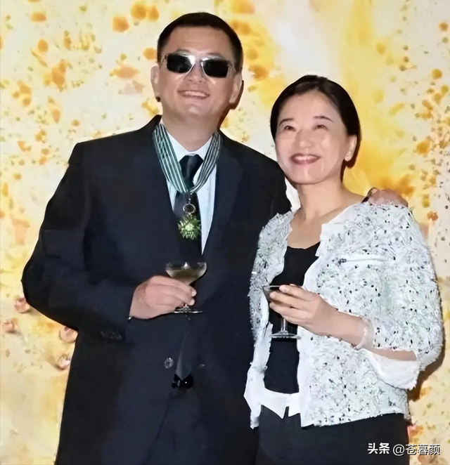 陪玩陪睡只是开胃菜，袭警、舔手指、集体嫖娼，背后的事捂不住了