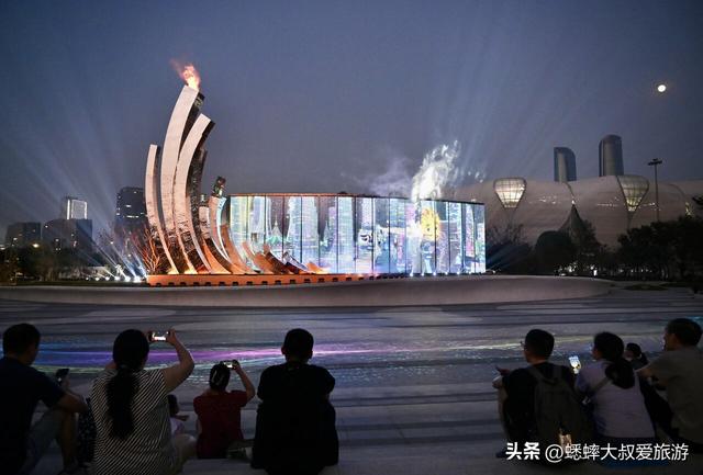占地约1万平方米，每周有光幕表演的杭州新公园来了，有三大惊喜