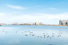 碧水蓝天景如画图片