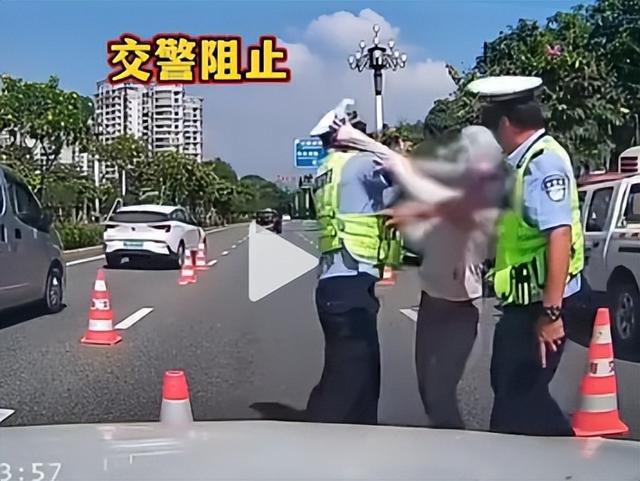 女子不配合交警执法，当街撒泼还袭警，嚣张嘴脸曝光，家人遭牵连