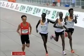 露馅了！北京马拉松解说闹笑话，称黑人与何杰终点交流是相互促进图片