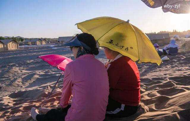 盛夏：敦煌鸣沙山下兴起沙疗热