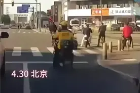 认怂了！北京小车撞外卖员后续：乔某被刑拘，其家属跪地哭求谅解图片