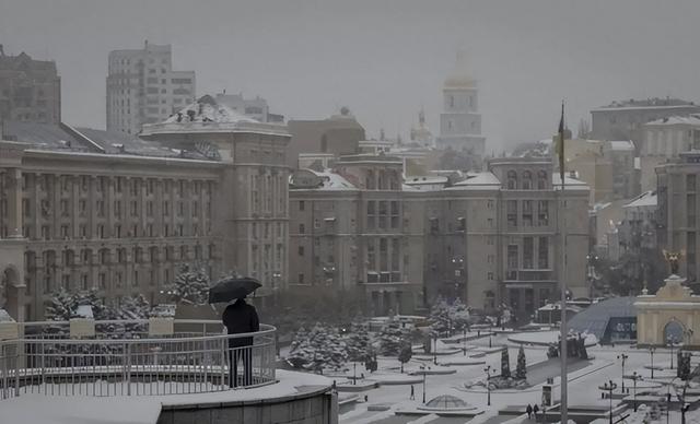 战火中卷走1亿，泽连斯基亲信外逃，乌克兰寒冬再遭重击