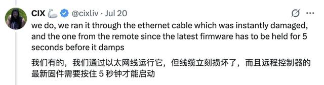 突然发疯！人形格斗冠军机器人凌空回旋踢，架子都干翻
