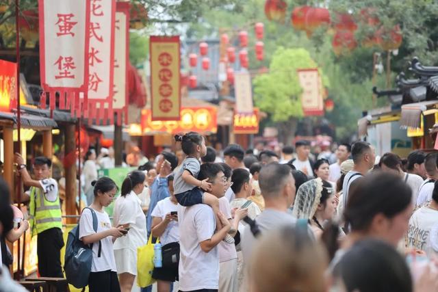 《河南日报》重磅推出专题报道：从“看景”到“入戏”——从开封文旅“破圈”看河南新文旅的体验升级之道