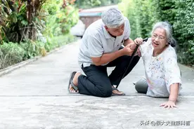 75岁老人髋部骨折手术很成功，但术后没多久人却没了，咋回事？图片