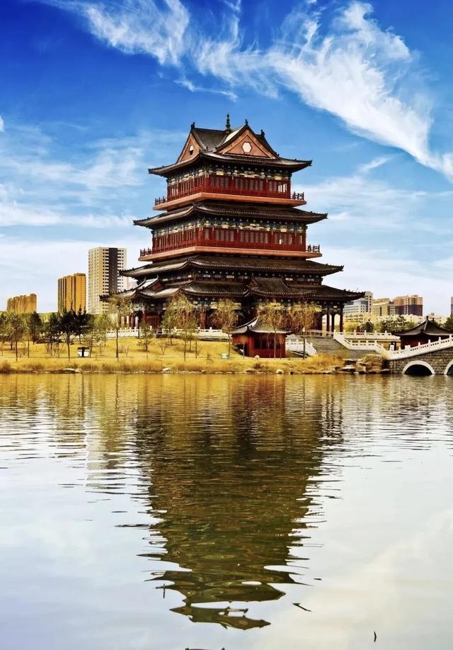 公园秋景：层林尽染 景致似锦如画