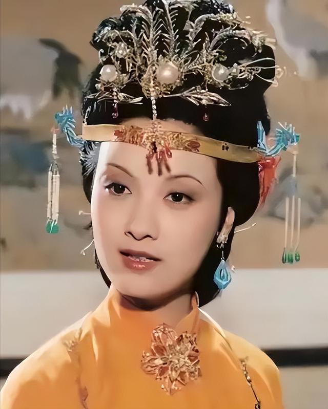 凤辣子邓婕：为爱弃亲子，当后妈受尽委屈，今68岁无儿女活出精彩