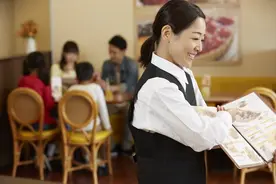 饭店服务员的故事，悲悯之心油然而生！图片