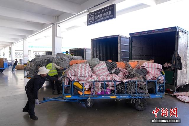 （辉煌60载 魅力新西藏）探访拉萨贡嘎国际机场：雪域天路通四方