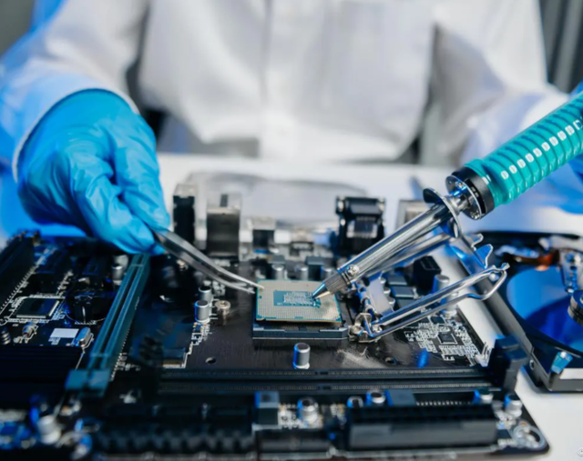 黄仁勋跪求特朗普卖芯片：一句“谁赢不重要”曝光，白宫集体翻脸