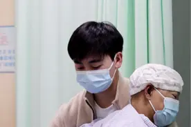 百姓故事｜陪妈妈抗癌的25岁小伙：之所以爱，是因为一直身在爱里图片