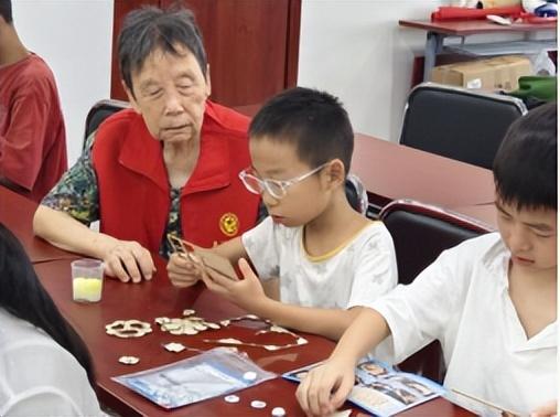 吴兴社区成功举办“银龄智慧·童趣科学”代际共融科普活动