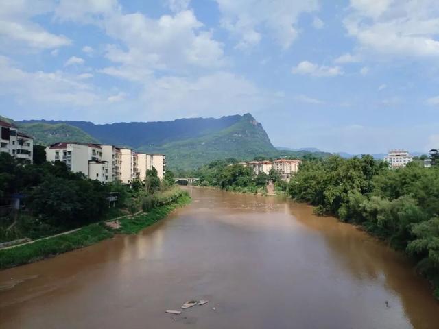 沿合（江）习（水）公路，跨越川黔边界