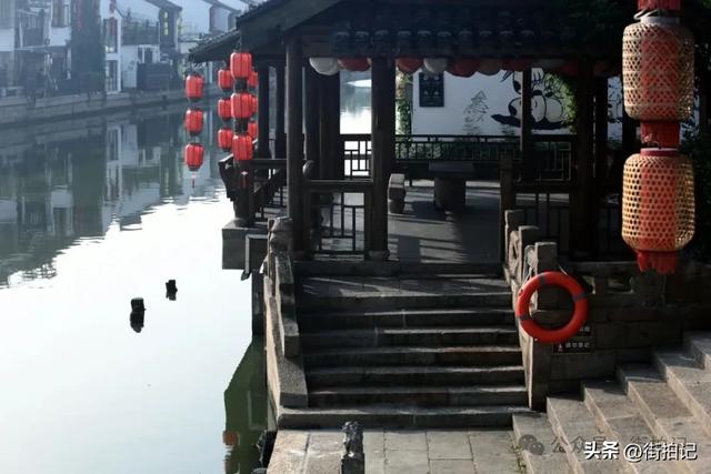 这条河边老街的“慢生活”：他们沿用数十年前的方式，一晃半生
