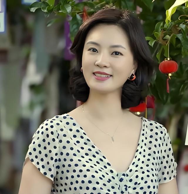 央视最惨女主持，男友被判死缓，丈夫惨死狱中，如今48岁孑然一身
