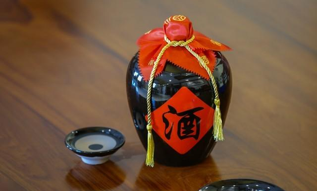 答对联：“上联：新粮满囤农家乐，诚邀下联”