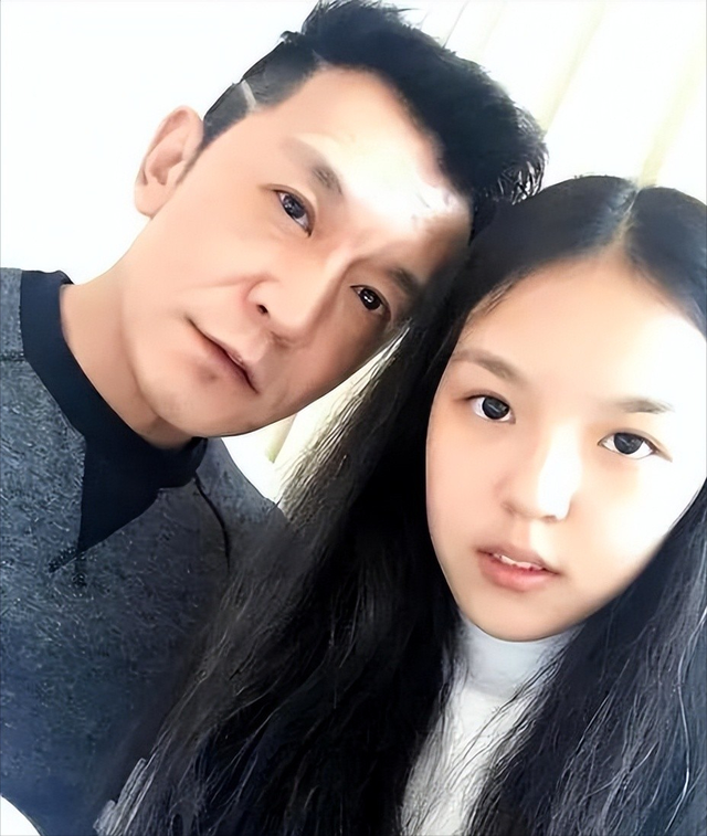 离世仅7年，李咏也没想到，自己23岁的女儿走上了一条“不归路”