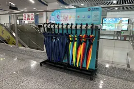 雨天不愁！杭州地铁4万把“爱心伞”扫码即用图片