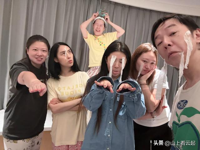 朱茵：榆林波浪谷游玩，夫黄贯中罕现身