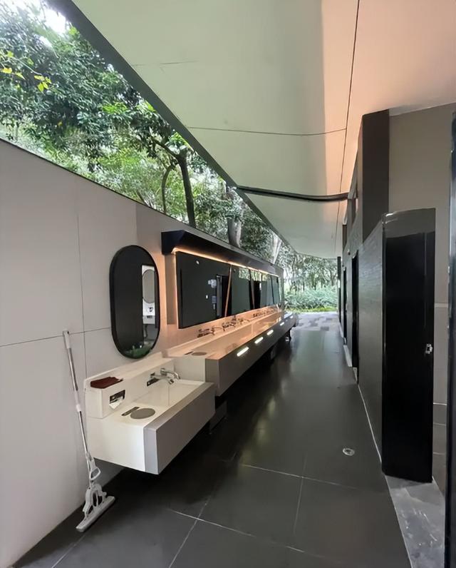 住进车里的年轻人：不租房不买房，5平米最自由