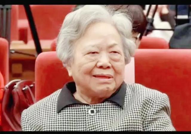 “坚持计划生育一百年不动摇”的彭佩云逝世，她父亲的人生更传奇