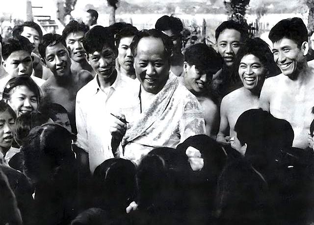 毛主席去算卦，老和尚看后说：江河湖海皆可游，唯独黄河不能去