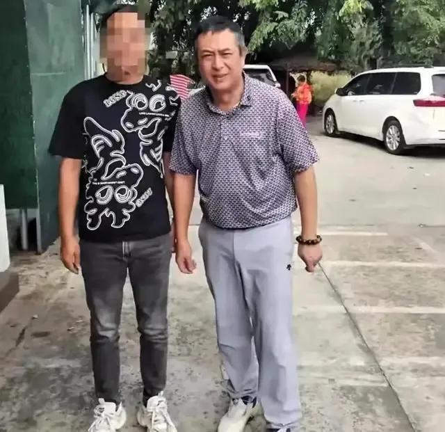55 岁张嘉译海南现身，身形显苍老弯腰驼背，中年爆红更显不易