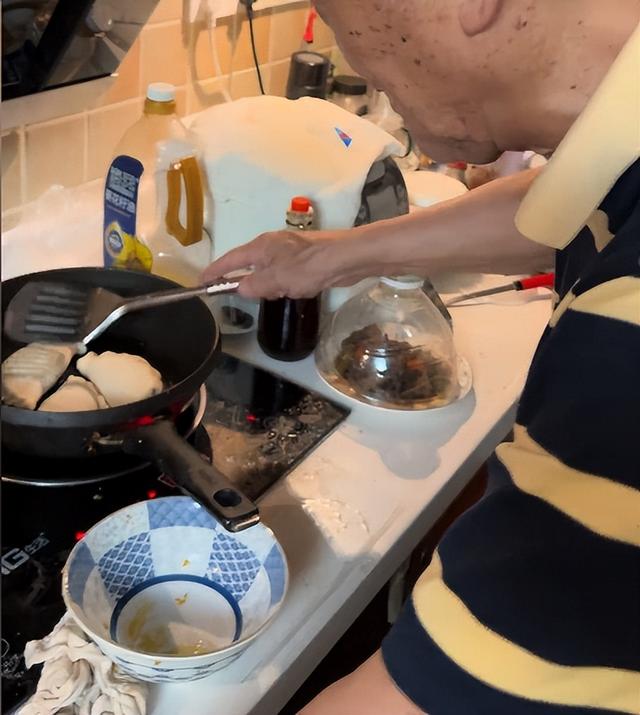 90岁牛犇近况曝光，做饭环境脏乱差，用塑料瓶保温菜、拖把当拐杖