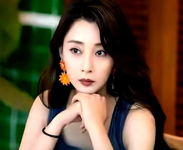 她是演员中的女富豪，豪车多的开不过来，如今45岁却活得像20岁