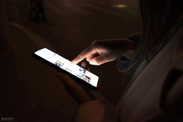 手机屏幕泛白颜色失真怎么调?别急着换新机,教你轻松调回真实色彩