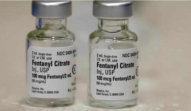 特朗普举着孩子照片，对哭泣的母亲承诺：我相信中国会执行死刑的
