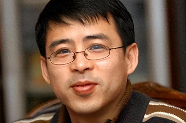 要求中国人向世界道歉	，被央视开除的阿丘，如今现状全是咎由自取