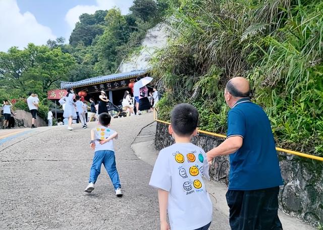 年轻人为何集体“白嫖”景区？报复性白嫖，景区赚不到钱了？